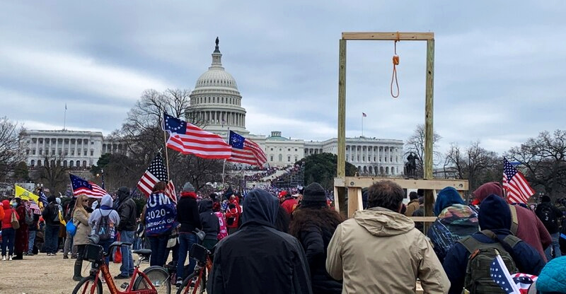 Trump supporters build gallows at Capitol